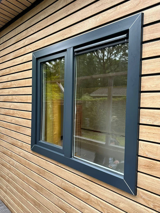Kozijnen wrappen van een nieuw chalet